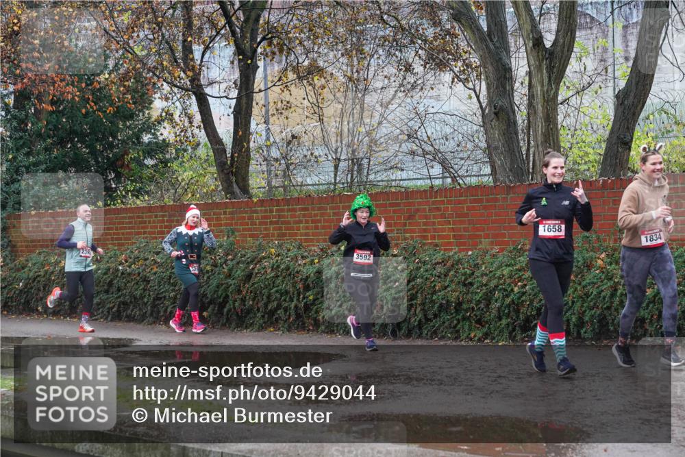 07.12.2025 - St. Pauli X-Mass-Run No. 15 Michael Burmester http://msf.ph/oto/9429044 07.12.2025 11:21:29 Laufen 3592, 239, 1658, 1834 meine-sportfotos.de