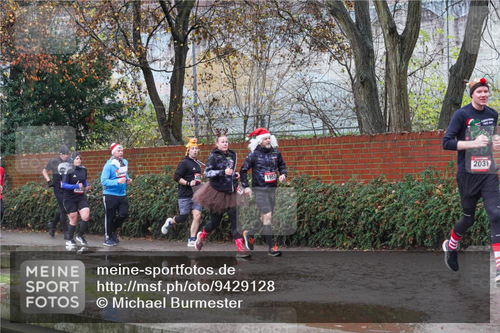07.12.2025 - St. Pauli X-Mass-Run No. 15 Michael Burmester http://msf.ph/oto/9429128 07.12.2025 11:22:43 Laufen 3930, 2044, 1951, 2031 meine-sportfotos.de