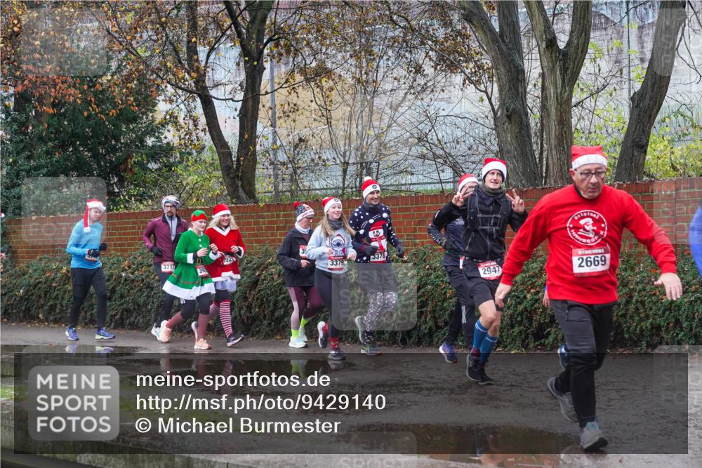 07.12.2025 - St. Pauli X-Mass-Run No. 15 Michael Burmester http://msf.ph/oto/9429140 07.12.2025 11:22:48 Laufen 92, 3717, 3378, 3379, 2947, 2669 meine-sportfotos.de