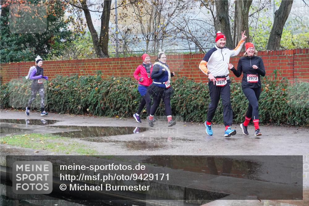07.12.2025 - St. Pauli X-Mass-Run No. 15 Michael Burmester http://msf.ph/oto/9429171 07.12.2025 09:43:26 Laufen 30, 3892, 2975, 2973 meine-sportfotos.de