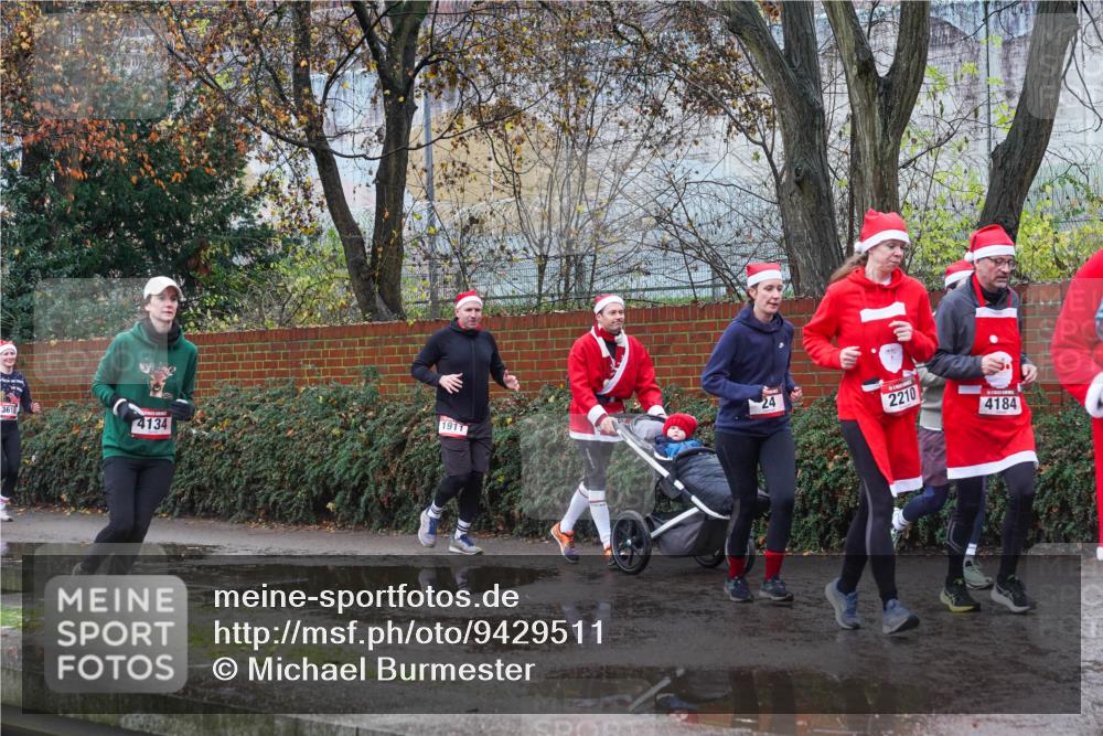 07.12.2025 - St. Pauli X-Mass-Run No. 15 Michael Burmester http://msf.ph/oto/9429511 07.12.2025 11:26:45 Laufen 1911, 3618, 4134, 24, 2210, 4184 meine-sportfotos.de