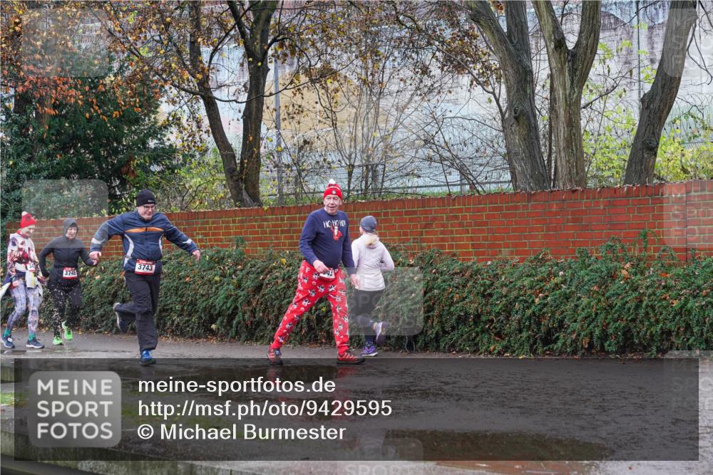 07.12.2025 - St. Pauli X-Mass-Run No. 15 Michael Burmester http://msf.ph/oto/9429595 07.12.2025 11:30:06 Laufen 3745, 3743 meine-sportfotos.de