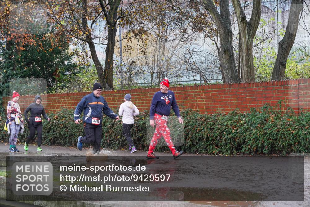 07.12.2025 - St. Pauli X-Mass-Run No. 15 Michael Burmester http://msf.ph/oto/9429597 07.12.2025 11:30:06 Laufen 3745, 3743 meine-sportfotos.de