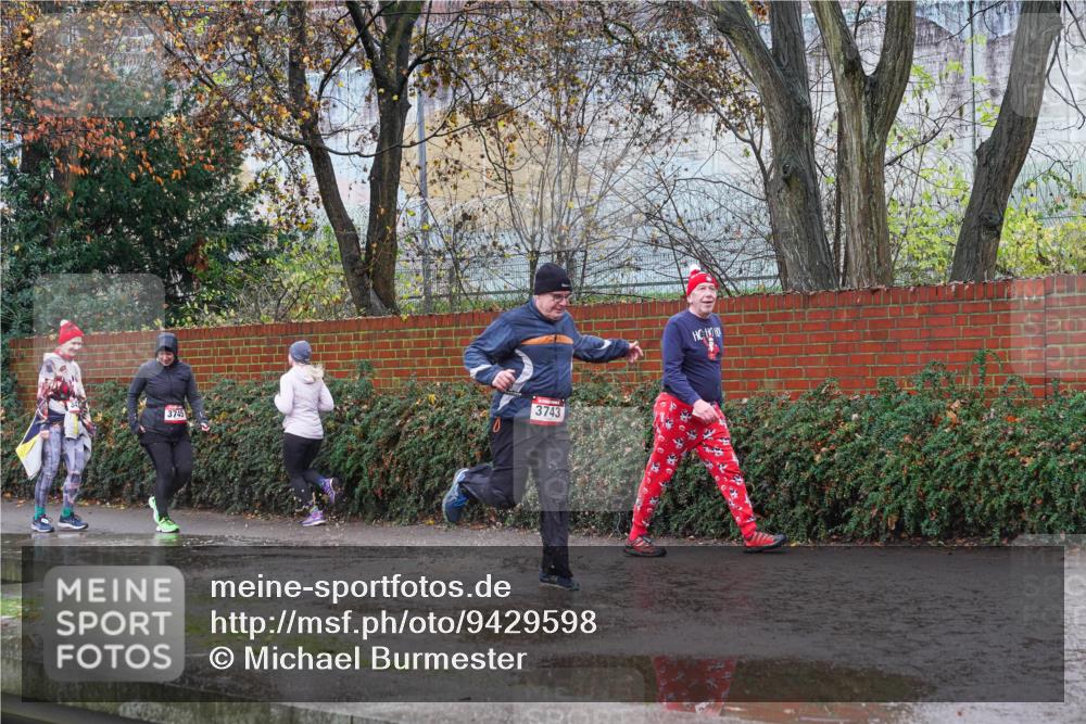 07.12.2025 - St. Pauli X-Mass-Run No. 15 Michael Burmester http://msf.ph/oto/9429598 07.12.2025 11:30:07 Laufen 3745, 3743 meine-sportfotos.de