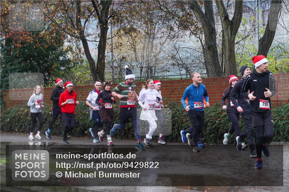 07.12.2025 - St. Pauli X-Mass-Run No. 15 Michael Burmester http://msf.ph/oto/9429822 07.12.2025 11:43:06 Laufen 2822, 4142, 4253, 410, 4152, 795 meine-sportfotos.de