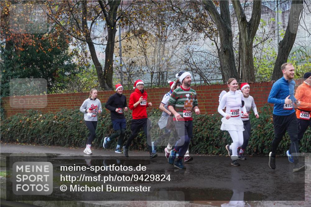 07.12.2025 - St. Pauli X-Mass-Run No. 15 Michael Burmester http://msf.ph/oto/9429824 07.12.2025 11:43:07 Laufen 369, 2822, 4253, 4102, 4152, 2463 meine-sportfotos.de