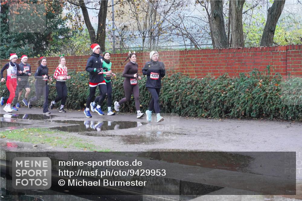 07.12.2025 - St. Pauli X-Mass-Run No. 15 Michael Burmester http://msf.ph/oto/9429953 07.12.2025 10:01:13 Laufen 4356, 3091, 4437, 4331 meine-sportfotos.de