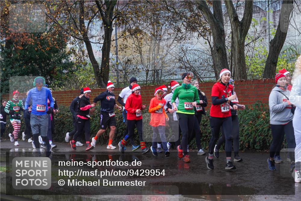 07.12.2025 - St. Pauli X-Mass-Run No. 15 Michael Burmester http://msf.ph/oto/9429954 07.12.2025 11:44:53 Laufen 4011, 4222, 3878, 2415, 4219, 4217, 849, 4143 meine-sportfotos.de