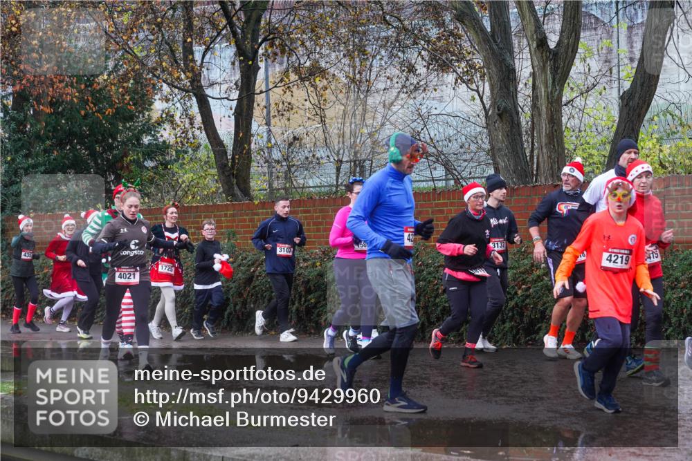 07.12.2025 - St. Pauli X-Mass-Run No. 15 Michael Burmester http://msf.ph/oto/9429960 07.12.2025 11:44:55 Laufen 435, 4021, 1725, 42, 58, 3137, 3107, 4219 meine-sportfotos.de