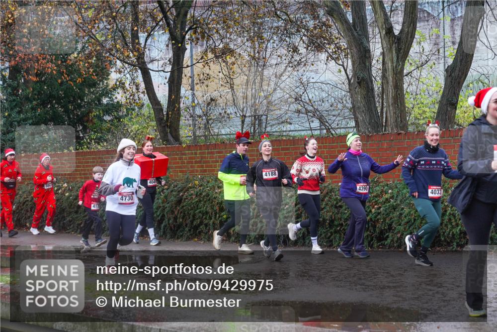 07.12.2025 - St. Pauli X-Mass-Run No. 15 Michael Burmester http://msf.ph/oto/9429975 07.12.2025 11:45:01 Laufen 417, 4730, 4048, 4188, 4390, 4033 meine-sportfotos.de