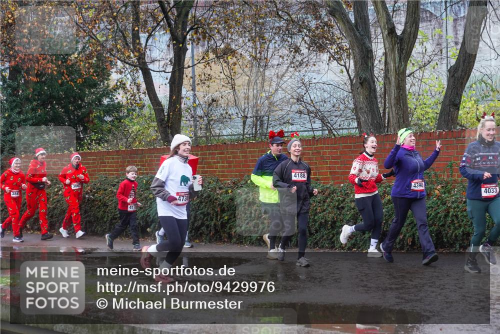 07.12.2025 - St. Pauli X-Mass-Run No. 15 Michael Burmester http://msf.ph/oto/9429976 07.12.2025 11:45:01 Laufen 3861, 417, 4188, 4730, 4390, 4033 meine-sportfotos.de