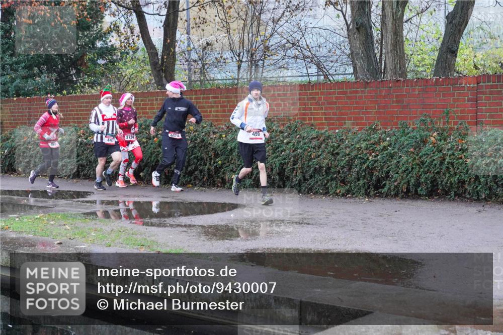 07.12.2025 - St. Pauli X-Mass-Run No. 15 Michael Burmester http://msf.ph/oto/9430007 07.12.2025 10:01:56 Laufen 459, 3724, 4074, 447 meine-sportfotos.de