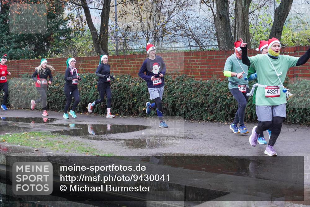 07.12.2025 - St. Pauli X-Mass-Run No. 15 Michael Burmester http://msf.ph/oto/9430041 07.12.2025 10:02:15 Laufen 461, 1488, 1466, 4517, 4322, 4321 meine-sportfotos.de