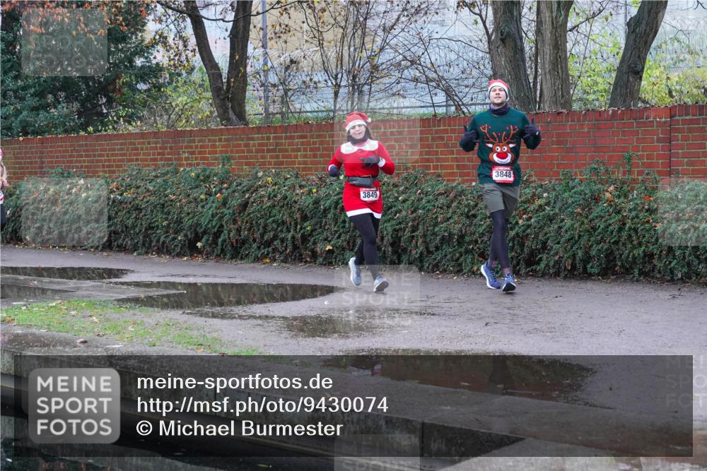 07.12.2025 - St. Pauli X-Mass-Run No. 15 Michael Burmester http://msf.ph/oto/9430074 07.12.2025 10:02:39 Laufen 3849, 3848 meine-sportfotos.de