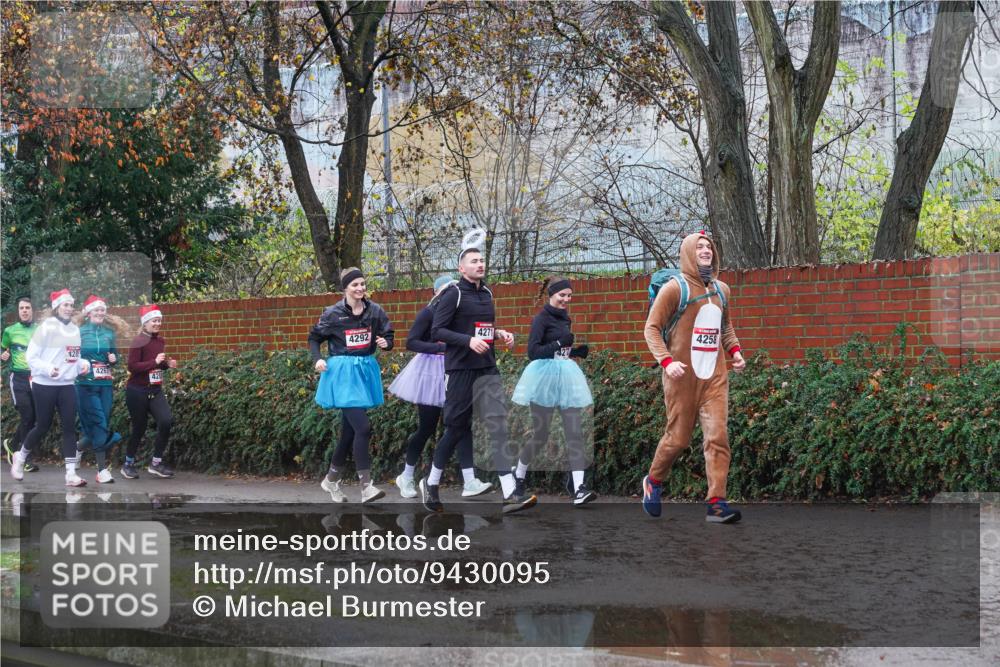 07.12.2025 - St. Pauli X-Mass-Run No. 15 Michael Burmester http://msf.ph/oto/9430095 07.12.2025 11:46:03 Laufen 4271, 4292, 4258, 128, 42671 meine-sportfotos.de