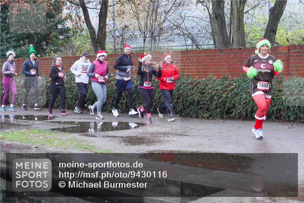 07.12.2025 - St. Pauli X-Mass-Run No. 15 Michael Burmester http://msf.ph/oto/9430116 07.12.2025 10:03:42 Laufen 1396, 1519, 3940, 454, 1365, 1561, 380, 1669 meine-sportfotos.de