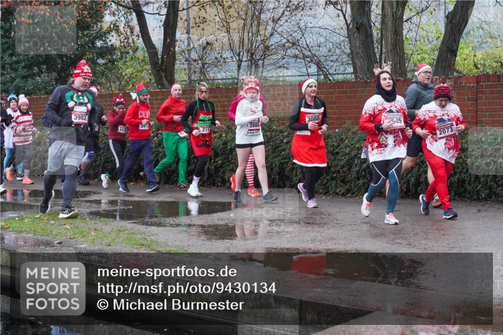 07.12.2025 - St. Pauli X-Mass-Run No. 15 Michael Burmester http://msf.ph/oto/9430134 07.12.2025 10:04:11 Laufen 3982, 3412, 3413, 211, 3986, 3080, 545, 2073 meine-sportfotos.de