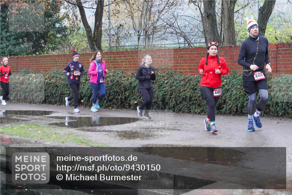 07.12.2025 - St. Pauli X-Mass-Run No. 15 Michael Burmester http://msf.ph/oto/9430150 07.12.2025 10:04:33 Laufen 141, 4453, 4454 meine-sportfotos.de