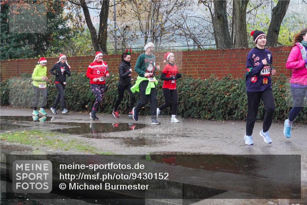 07.12.2025 - St. Pauli X-Mass-Run No. 15 Michael Burmester http://msf.ph/oto/9430152 07.12.2025 10:04:36 Laufen 387, 30, 0, 422, 4118 meine-sportfotos.de
