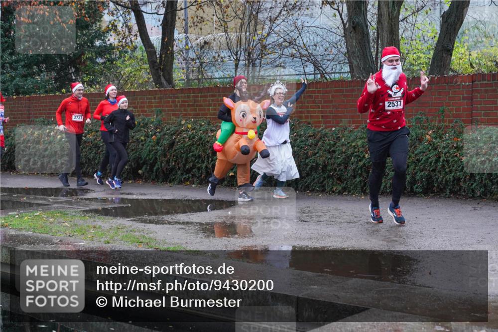 07.12.2025 - St. Pauli X-Mass-Run No. 15 Michael Burmester http://msf.ph/oto/9430200 07.12.2025 10:05:54 Laufen 3727, 2537 meine-sportfotos.de