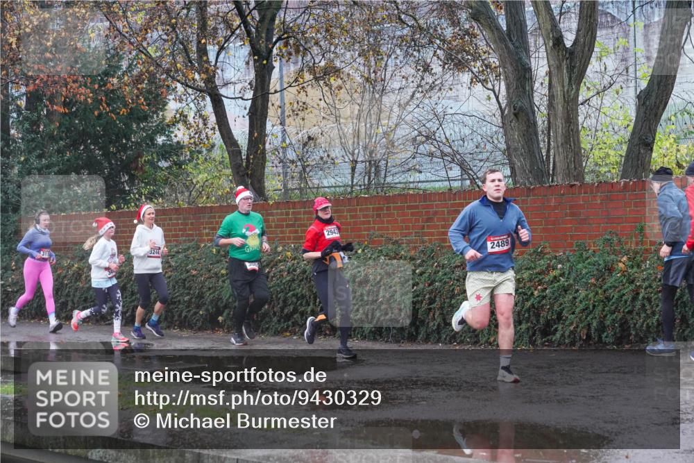 07.12.2025 - St. Pauli X-Mass-Run No. 15 Michael Burmester http://msf.ph/oto/9430329 07.12.2025 10:20:49 Laufen 3244, 2943, 2489 meine-sportfotos.de