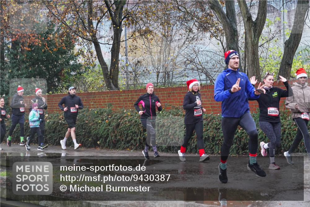 07.12.2025 - St. Pauli X-Mass-Run No. 15 Michael Burmester http://msf.ph/oto/9430387 07.12.2025 10:22:35 Laufen 3240, 2830, 3242, 2058, 3, 95 meine-sportfotos.de