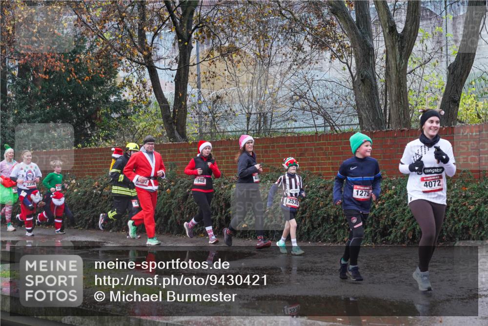 07.12.2025 - St. Pauli X-Mass-Run No. 15 Michael Burmester http://msf.ph/oto/9430421 07.12.2025 10:23:21 Laufen 320, 1948, 1275, 2356, 2535, 232, 4072 meine-sportfotos.de