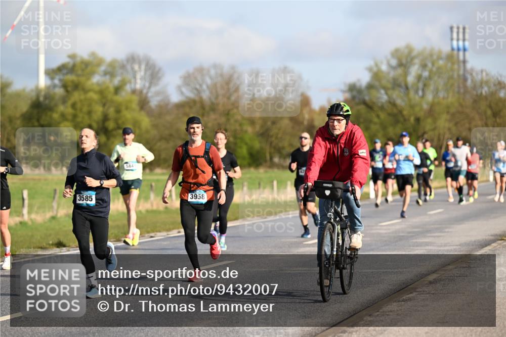 12.04.2026 - 45. Internationalen Wilhelmsburger Insellauf Dr. Thomas Lammeyer http://msf.ph/oto/9432007 12.04.2026 09:13:37 Laufen 3585, 5841, 3958 meine-sportfotos.de