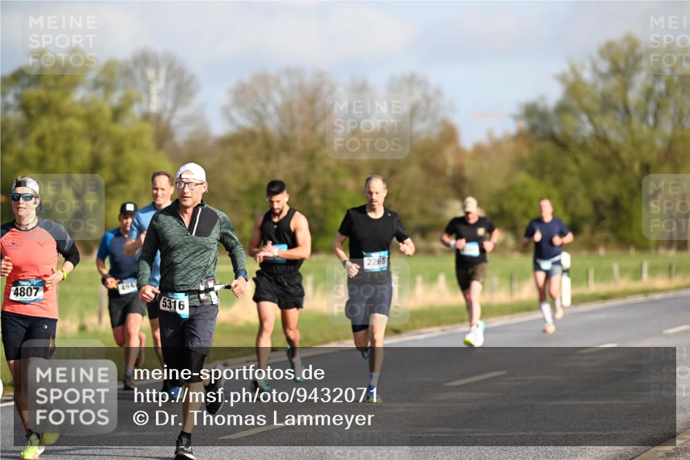 12.04.2026 - 45. Internationalen Wilhelmsburger Insellauf Dr. Thomas Lammeyer http://msf.ph/oto/9432071 12.04.2026 09:13:49 Laufen 4807, 494, 5316, 2265 meine-sportfotos.de
