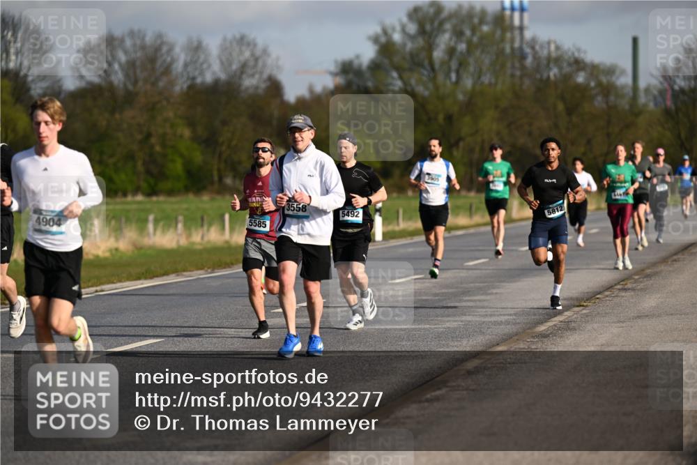 12.04.2026 - 45. Internationalen Wilhelmsburger Insellauf Dr. Thomas Lammeyer http://msf.ph/oto/9432277 12.04.2026 09:14:27 Laufen 5585, 4904, 3558, 5492, 3905, 1967, 09, 5812 meine-sportfotos.de