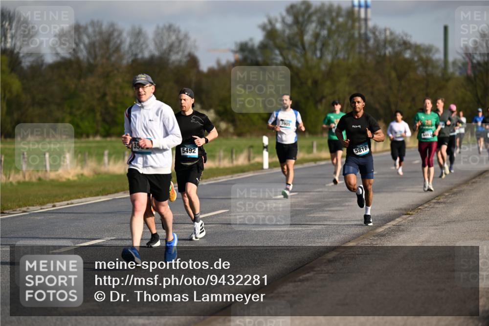 12.04.2026 - 45. Internationalen Wilhelmsburger Insellauf Dr. Thomas Lammeyer http://msf.ph/oto/9432281 12.04.2026 09:14:28 Laufen 5492, 3905, 19617, 09, 5812 meine-sportfotos.de