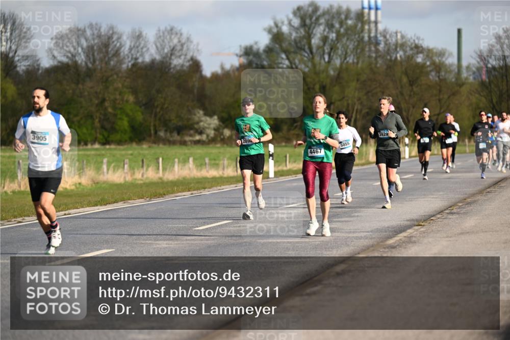 12.04.2026 - 45. Internationalen Wilhelmsburger Insellauf Dr. Thomas Lammeyer http://msf.ph/oto/9432311 12.04.2026 09:14:32 Laufen 3905, 289, 4467, 5055, 3929 meine-sportfotos.de