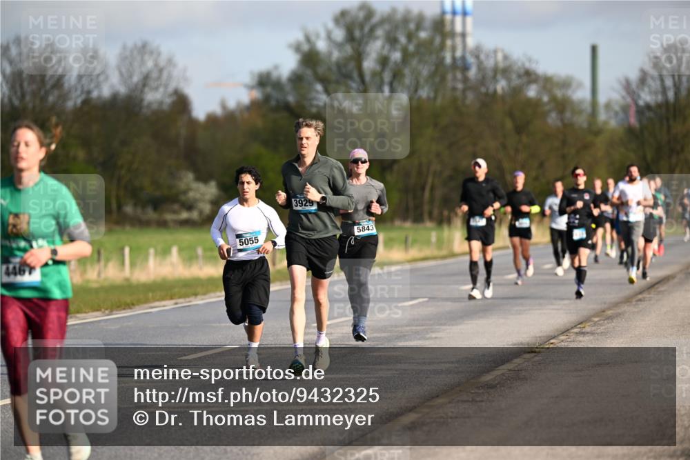 12.04.2026 - 45. Internationalen Wilhelmsburger Insellauf Dr. Thomas Lammeyer http://msf.ph/oto/9432325 12.04.2026 09:14:36 Laufen 446, 5055, 3929, 5843 meine-sportfotos.de