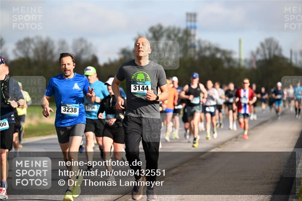 12.04.2026 - 45. Internationalen Wilhelmsburger Insellauf Dr. Thomas Lammeyer http://msf.ph/oto/9432551 12.04.2026 09:15:13 Laufen 00, 3238, 3706, 3144, 1 meine-sportfotos.de