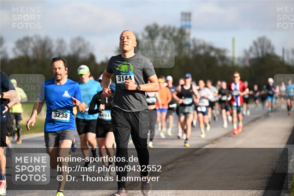 12.04.2026 - 45. Internationalen Wilhelmsburger Insellauf Dr. Thomas Lammeyer http://msf.ph/oto/9432552 12.04.2026 09:15:13 Laufen 3238, 4493, 3144 meine-sportfotos.de