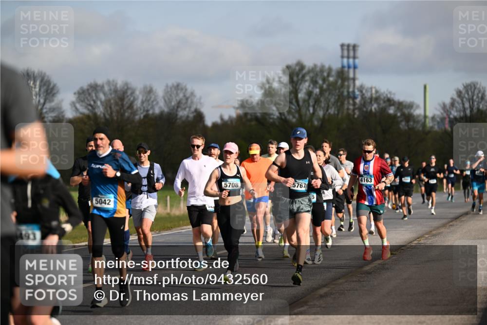12.04.2026 - 45. Internationalen Wilhelmsburger Insellauf Dr. Thomas Lammeyer http://msf.ph/oto/9432560 12.04.2026 09:15:15 Laufen 493, 5042, 5708, 4163, 5767 meine-sportfotos.de