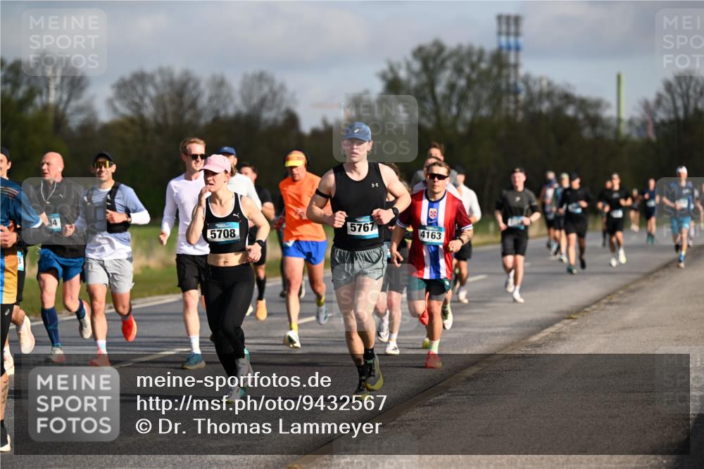 12.04.2026 - 45. Internationalen Wilhelmsburger Insellauf Dr. Thomas Lammeyer http://msf.ph/oto/9432567 12.04.2026 09:15:16 Laufen 34, 5767, 5708, 4163 meine-sportfotos.de