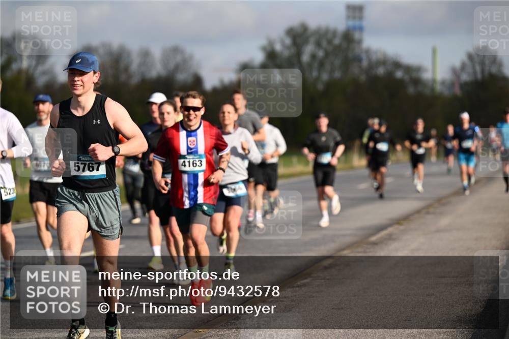 12.04.2026 - 45. Internationalen Wilhelmsburger Insellauf Dr. Thomas Lammeyer http://msf.ph/oto/9432578 12.04.2026 09:15:18 Laufen 523, 45, 5767, 4163 meine-sportfotos.de