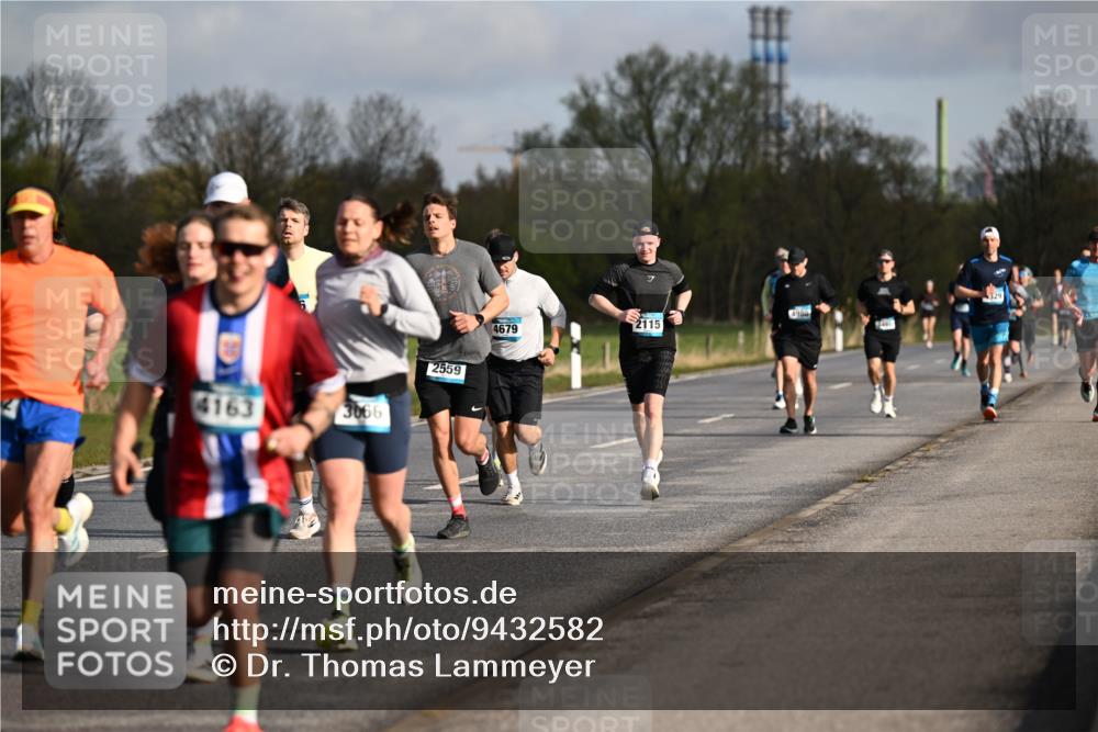 12.04.2026 - 45. Internationalen Wilhelmsburger Insellauf Dr. Thomas Lammeyer http://msf.ph/oto/9432582 12.04.2026 09:15:19 Laufen 4163, 3066, 2559, 2115, 4679, 329 meine-sportfotos.de