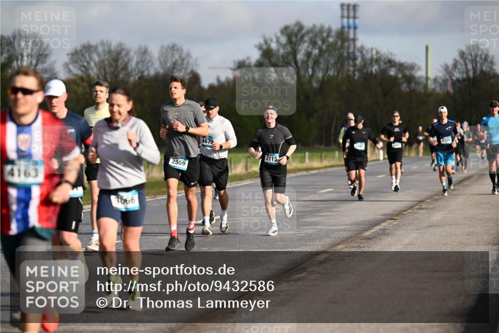 12.04.2026 - 45. Internationalen Wilhelmsburger Insellauf Dr. Thomas Lammeyer http://msf.ph/oto/9432586 12.04.2026 09:15:20 Laufen 4163, 3066, 2559, 4679, 2115, 4329 meine-sportfotos.de