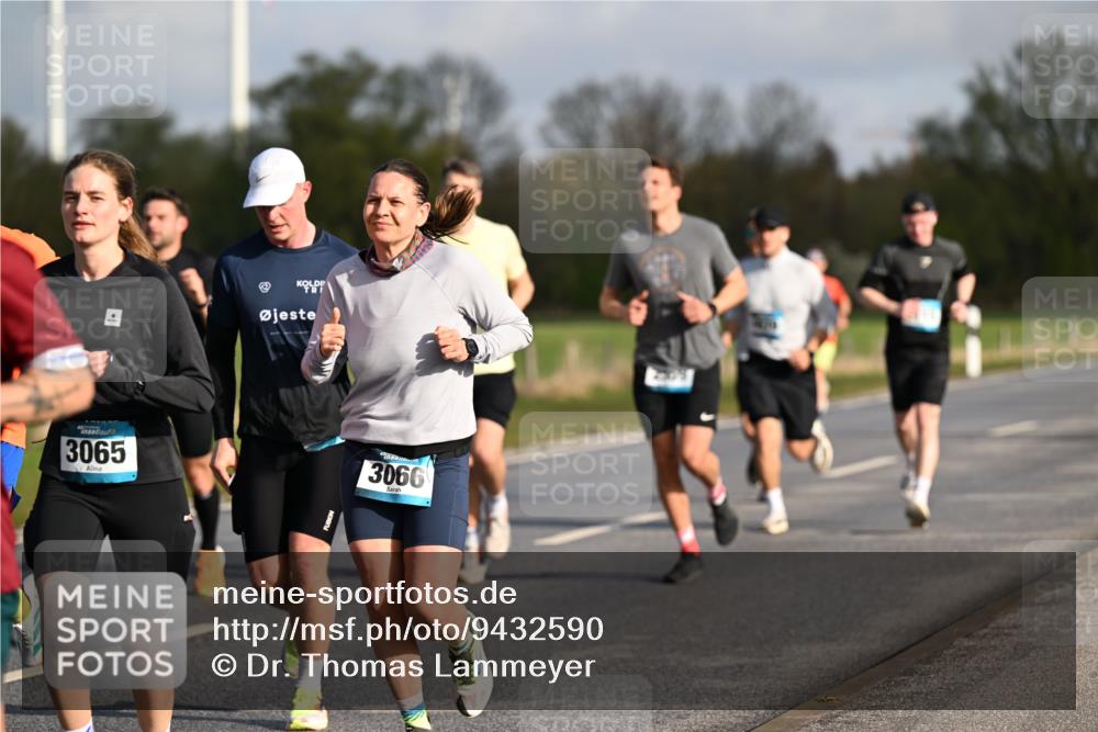 12.04.2026 - 45. Internationalen Wilhelmsburger Insellauf Dr. Thomas Lammeyer http://msf.ph/oto/9432590 12.04.2026 09:15:21 Laufen 3065, 3066 meine-sportfotos.de