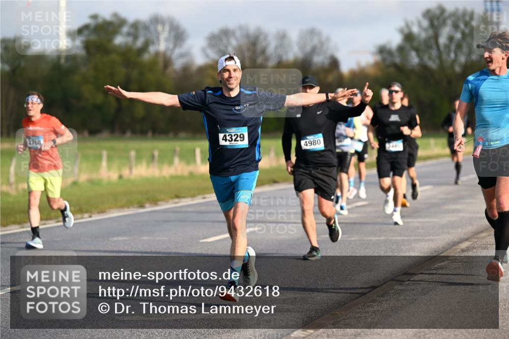 12.04.2026 - 45. Internationalen Wilhelmsburger Insellauf Dr. Thomas Lammeyer http://msf.ph/oto/9432618 12.04.2026 09:15:27 Laufen 2768, 4329, 4980, 3481 meine-sportfotos.de