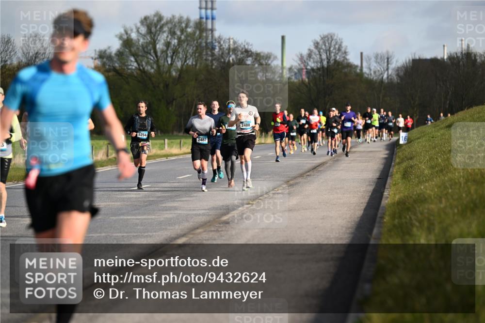 12.04.2026 - 45. Internationalen Wilhelmsburger Insellauf Dr. Thomas Lammeyer http://msf.ph/oto/9432624 12.04.2026 09:15:28 Laufen 5254, 2482, 356, 2488 meine-sportfotos.de