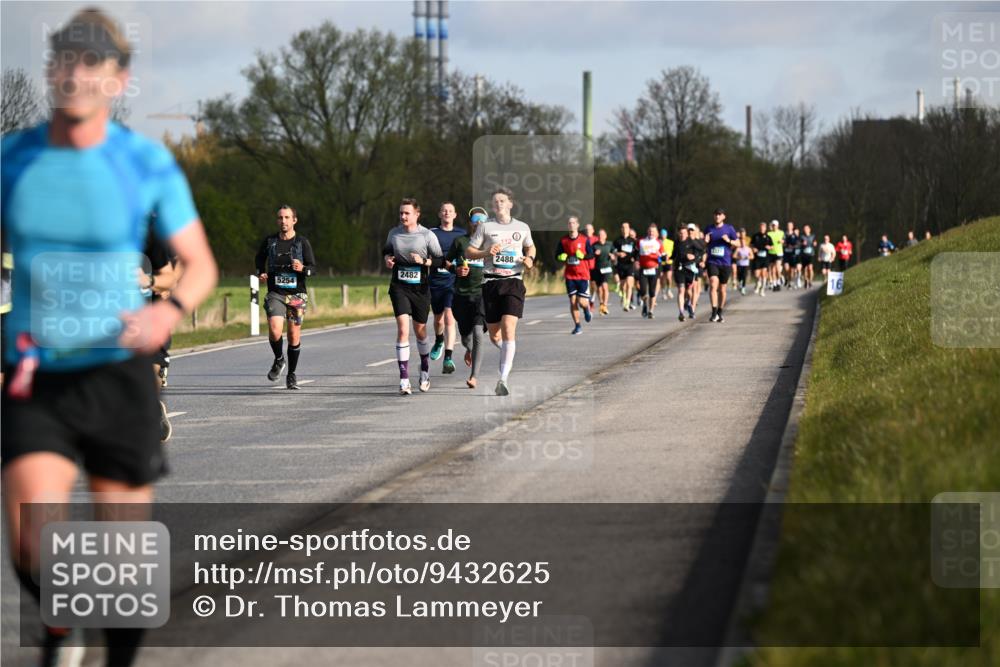 12.04.2026 - 45. Internationalen Wilhelmsburger Insellauf Dr. Thomas Lammeyer http://msf.ph/oto/9432625 12.04.2026 09:15:28 Laufen 5254, 2482, 2488, 16 meine-sportfotos.de