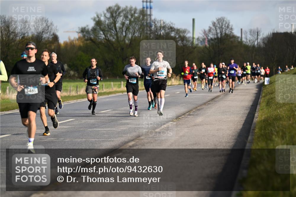 12.04.2026 - 45. Internationalen Wilhelmsburger Insellauf Dr. Thomas Lammeyer http://msf.ph/oto/9432630 12.04.2026 09:15:29 Laufen 3485, 39, 5254, 2482, 2488 meine-sportfotos.de