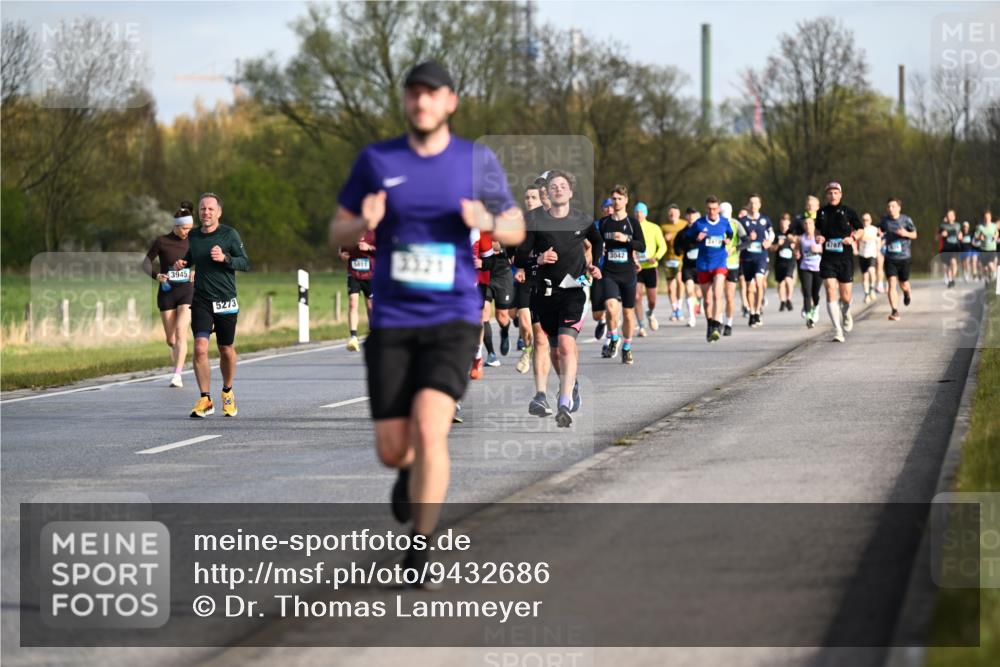 12.04.2026 - 45. Internationalen Wilhelmsburger Insellauf Dr. Thomas Lammeyer http://msf.ph/oto/9432686 12.04.2026 09:15:42 Laufen 3945, 5273, 3042, 5411, 4787 meine-sportfotos.de