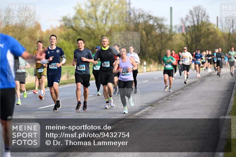 12.04.2026 - 45. Internationalen Wilhelmsburger Insellauf Dr. Thomas Lammeyer http://msf.ph/oto/9432754 12.04.2026 09:15:56 Laufen 8, 3731, 2632, 5706, 3629, 3991, 3534, 4439 meine-sportfotos.de
