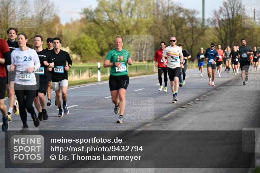 12.04.2026 - 45. Internationalen Wilhelmsburger Insellauf Dr. Thomas Lammeyer http://msf.ph/oto/9432794 12.04.2026 09:16:03 Laufen 25, 3214, 589, 4779, 3534, 2525, 5044, 3043 meine-sportfotos.de