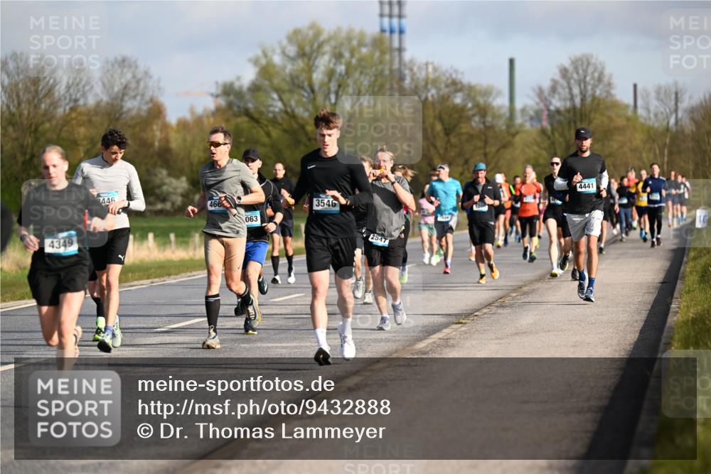 12.04.2026 - 45. Internationalen Wilhelmsburger Insellauf Dr. Thomas Lammeyer http://msf.ph/oto/9432888 12.04.2026 09:16:23 Laufen 4349, 446, 466, 063, 3546, 2547, 4441, 16 meine-sportfotos.de