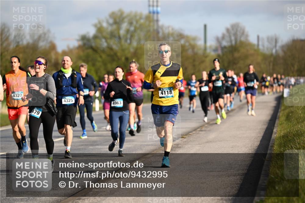 12.04.2026 - 45. Internationalen Wilhelmsburger Insellauf Dr. Thomas Lammeyer http://msf.ph/oto/9432995 12.04.2026 09:16:41 Laufen 4327, 479, 4325, 4963, 4118 meine-sportfotos.de